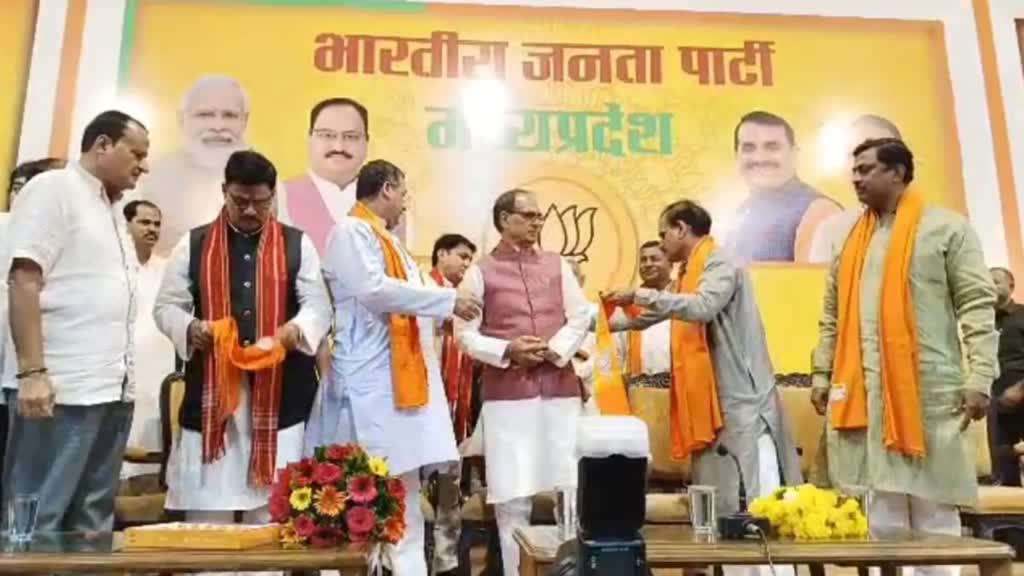 विश्व हिंदू परिषद नेता राजेश तिवारी ने थामा बीजेपी का दामन, सीएम शिवराज ने दिलाई बीजेपी की सदस्यता