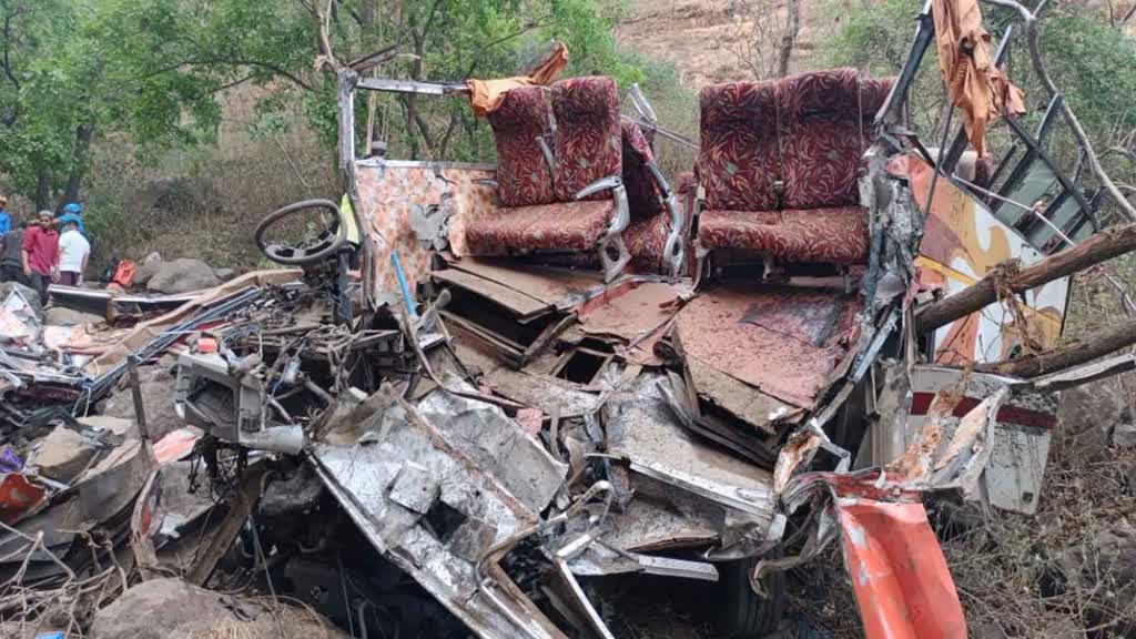 Raigarh Accident News : अनियंत्रित होकर पलटी बस मौके पर 3 लोगों की मौत, 2 की हालत गंभीर