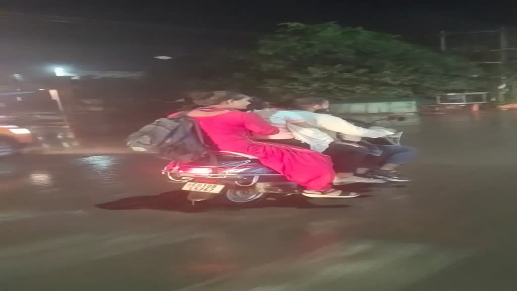 CG NEWS : राजधानी रायपुर में दो पहिया वाहन में चार सवारी बैठकर युवक-युवतियों वाहन चलाते यातायात नियमों की  खुलेआम धज्जियां उड़ाते हुए 