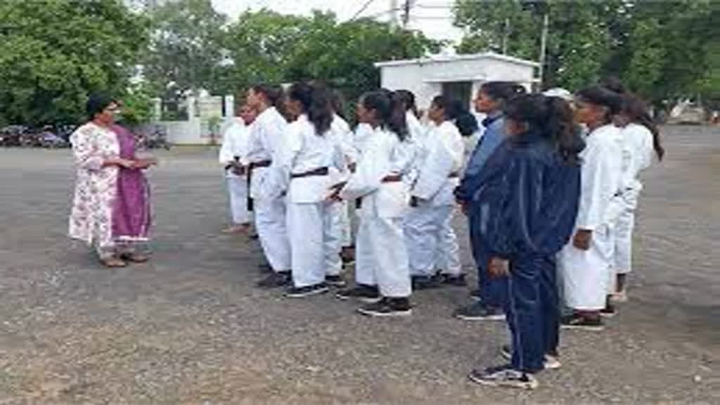 CG News :  कराटे एसोसिएशन के अध्यक्ष पर छेड़छाड़ का आरोप, दर्जनों लड़कियों ने की कलेक्टर से शिकायत