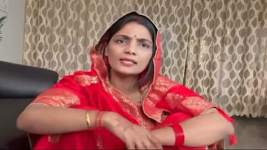 नेहा राठौर के खिलाफ बीजेपी महिला मोर्चा का प्रदर्शन, लोक गायिका के खिलाफ कार्रवाई की मांग