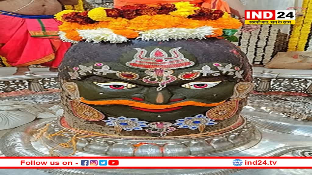 मस्तक पर त्रिशूल और गले में सर्प, आज भस्म आरती में कुछ ऐसे श्रृंगारित हुए बाबा महाकाल