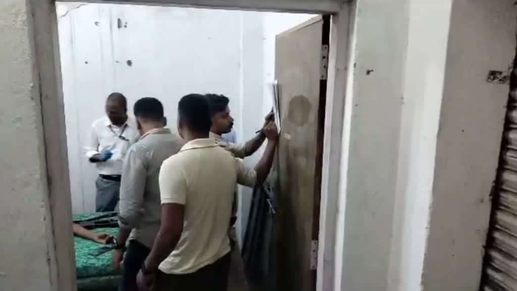 CG NEWS : EVM की सुरक्षा में तैनात पुलिस जवान ने खुद को गोली मारकर की  खुदकुशी