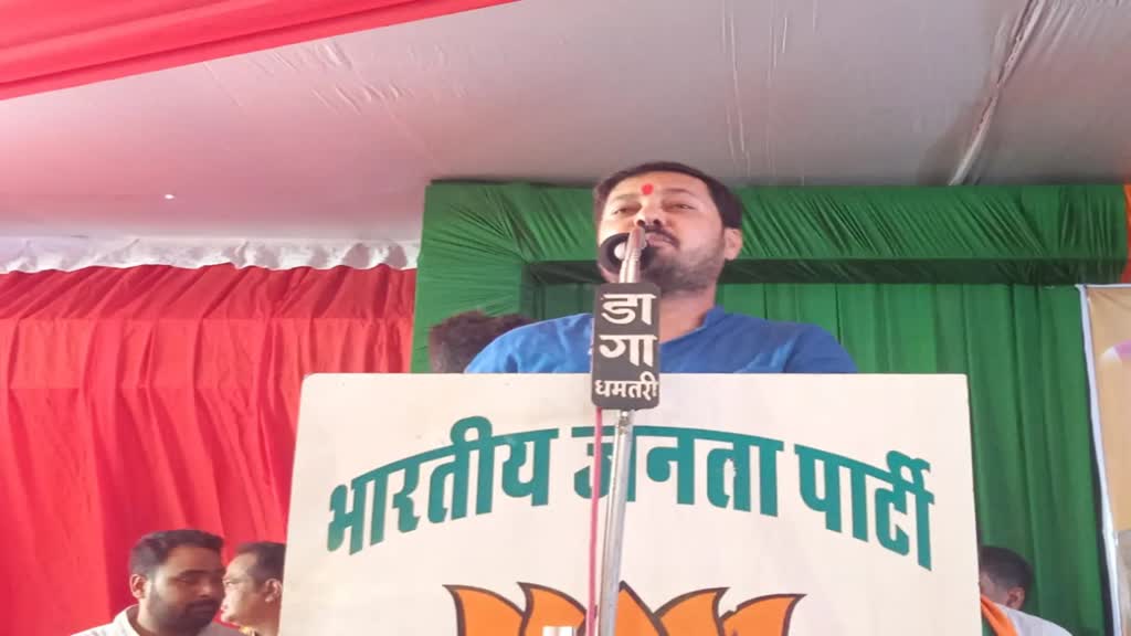 CG News :  अनुज शर्मा ने मंच से गाया तंज भरा गाना… कहा- दु कौड़ी के मनखे रे तोर दाम कहां हे? रावण करत हे राज रे तोर राम कहां हे?…