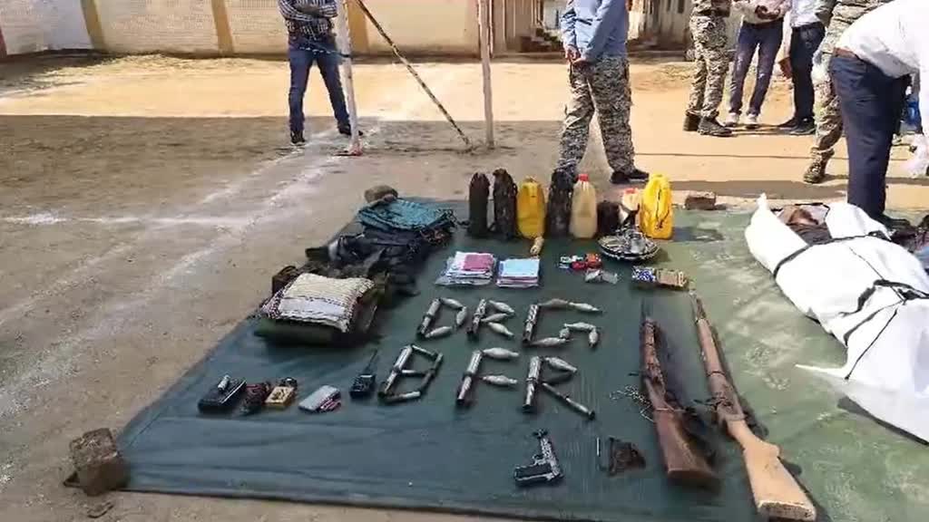 CG NEWS :  पुलिस और नक्सली के बीच मुठभेड़ ,5-5 लाख के 2 इनामी समेत 3 नक्सली ढेर, हथियार और सामान बरामद......