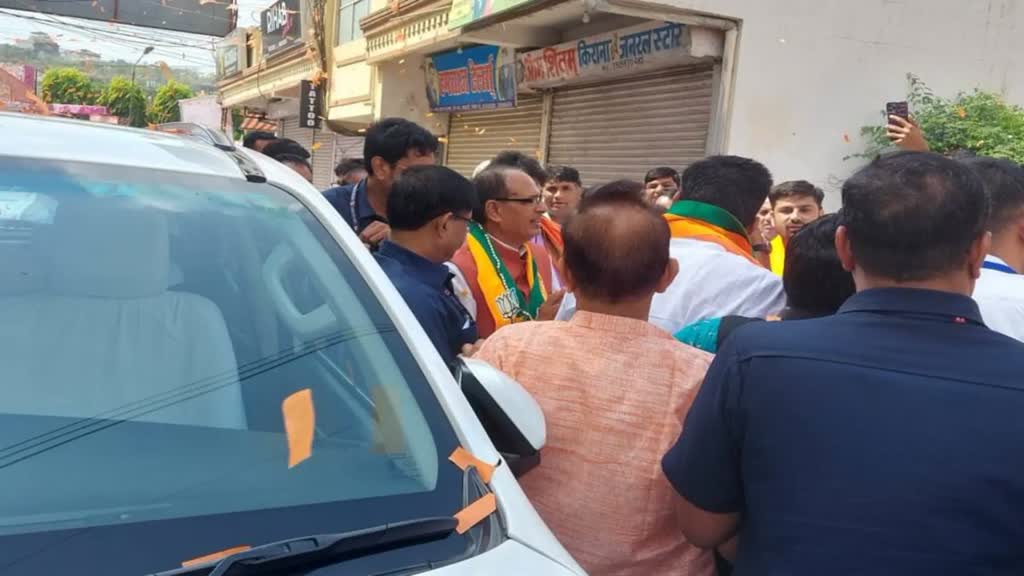 भाजपा का घर-घर संपर्क अभियान, सीएम शिवराज ने भोपाल में हुजूर विधानसभा क्षेत्र से किया शुभारंभ