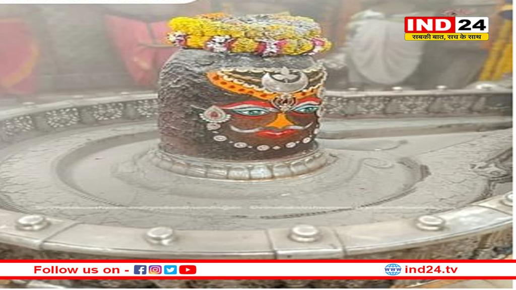 मस्तक पर बेल पत्र और चंद्र, पहनी मोगरे की माला, भस्म आरती में ऐसे सजे बाबा महाकाल