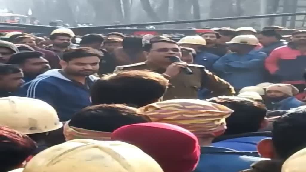 CG NEWS :  जिंदल प्लांट के बाहर हड़ताल कर रहे मंजदूरों पर सुरक्षाकर्मियों ने बरसाईं लाठियां....