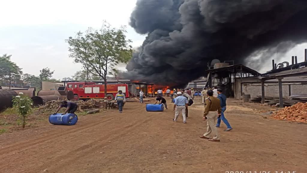 CG NEWS : राजधानी में आग लगने से मचा हाहाकार,  टैंकर का पानी हुआ खत्म, लगातार बढ़ती जा रही आग की लपटे