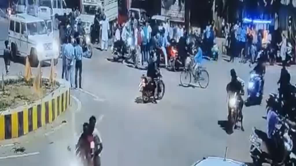  CG NEWS :  दो गुटों के बीच हुई जमकर मारपीट घटना सीसीटीवी कैमरे में कैद हुआ 