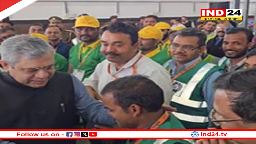 प्रयागराज जंक्शन पहुंचे रेल मंत्री अश्विनी वैष्णव, रेलवे अधिकारियों-कर्मचारियों से की मुलाकात