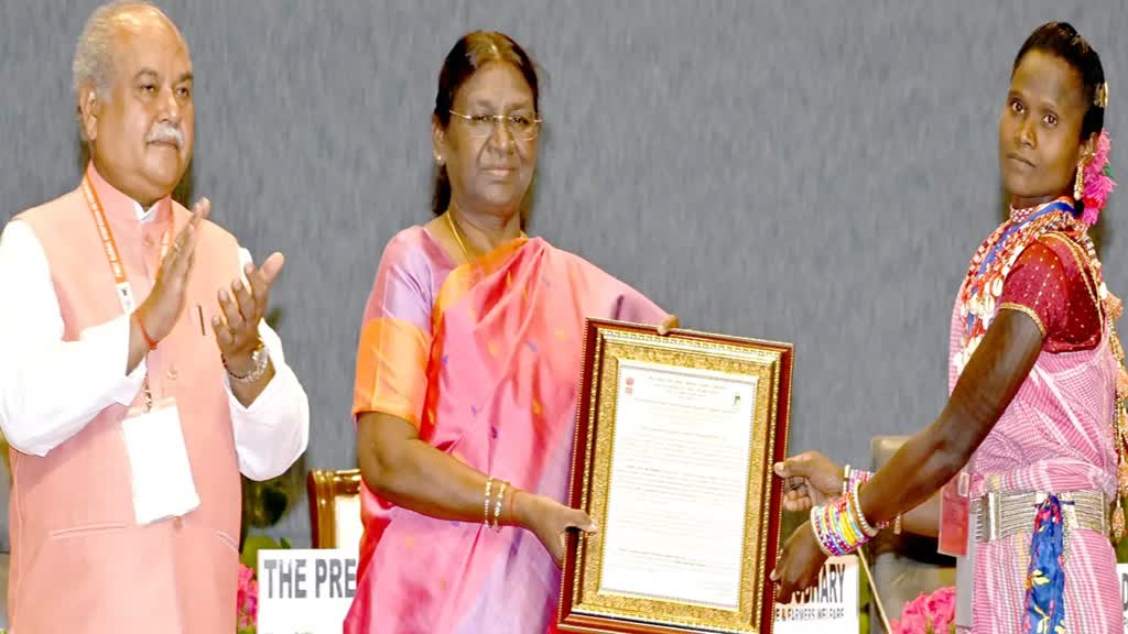 डिंडोरी की कृषक श्रीमती लहरी बाई को राष्ट्रपति द्रौपदी मुर्मु ने किया सम्मानित