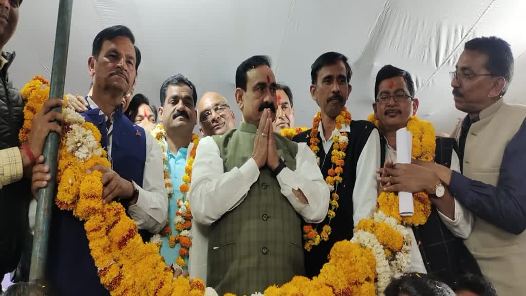 MP Politics: विकास यात्रा के दौरान कांग्रेस के दो नेताओं ने थामा बीजेपी का दामन, गृहमंत्री ने दिलाई पार्टी की सदस्यता