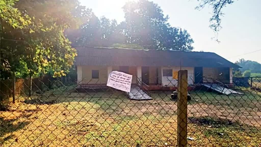 CG NEWS : पोलिंग बूथ के सामने नक्सलियों ने पोस्टर लगाकर किया चुनाव का बहिष्कार 