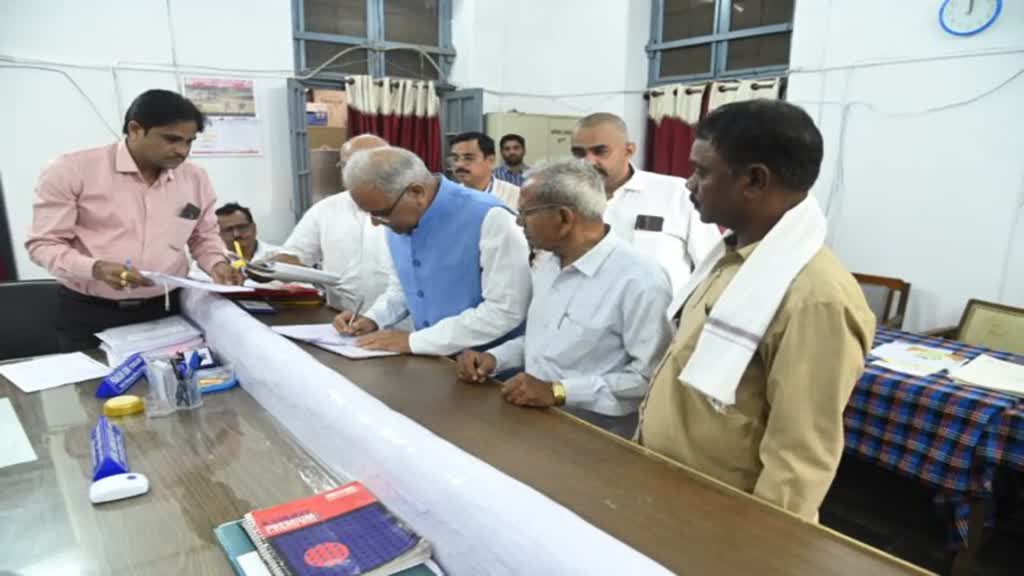  CG BREAKING :  छत्त्तीसगढ़ के सीएम भूपेश बघेल ने दुर्ग से किया नामांकन दाखिल...