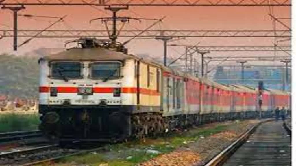 CG NEWS : रायपुर में टला बड़ा हादसा, चलते ट्रेन पर गिरा बिजली का खंबा, 3 यात्री हुए घायल