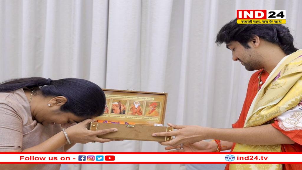 पंडित धीरेंद्र शास्त्री से सीएम रेखा गुप्ता ने की खास मुलाकात