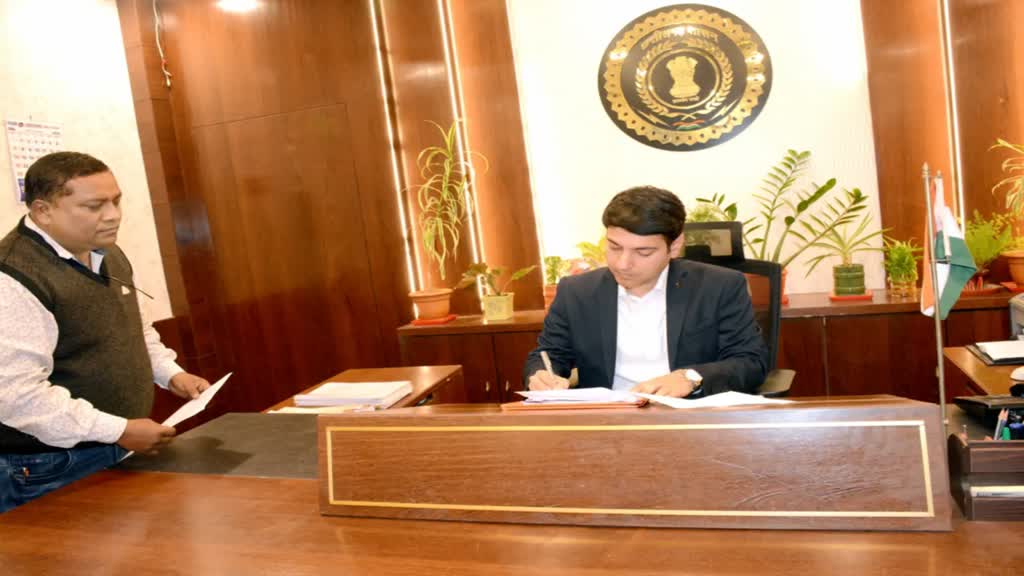 CG NEWS : छत्तीसगढ़ के जांजगीर-चाम्पा में नए कलेक्टर आकाश छिकारा ने संभाला कार्यभार......