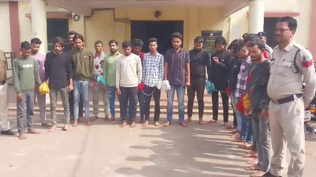 CG NEWS : महिला-पुरुषों के साथ मारपीट करने वाले बदमाशों का, खमतराई  पुलिस ने बदमाशों का निकाला जुलूस....