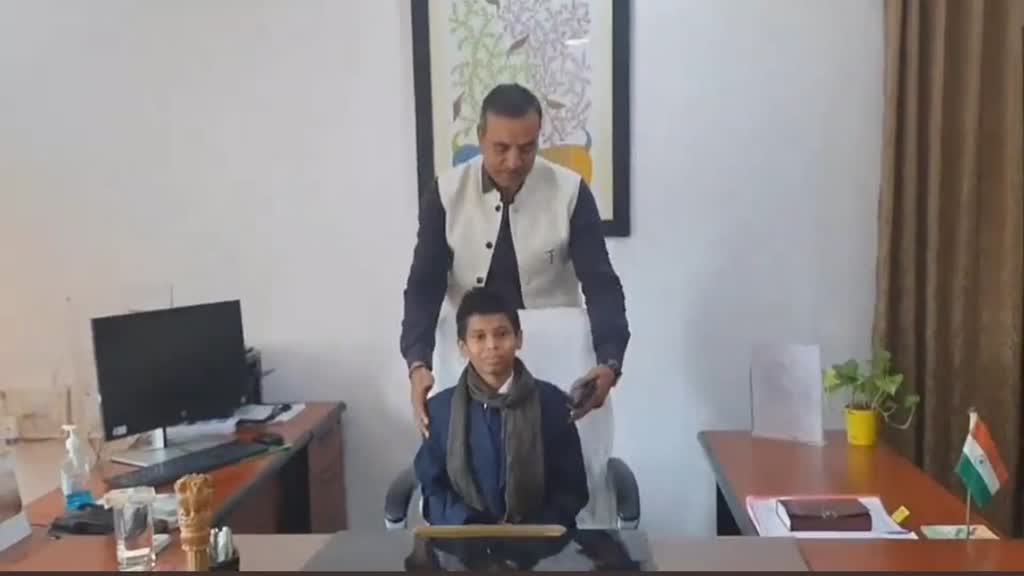 जब छात्र बना एक दिन का कलेक्टर