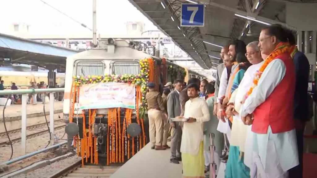 CG NEWS : रायपुर से अयोध्या के लिए दूसरी स्पेशल आस्था ट्रेन हुई रवाना, सीएम विष्णुदेव साय ने दिखाई हरी झंडी
