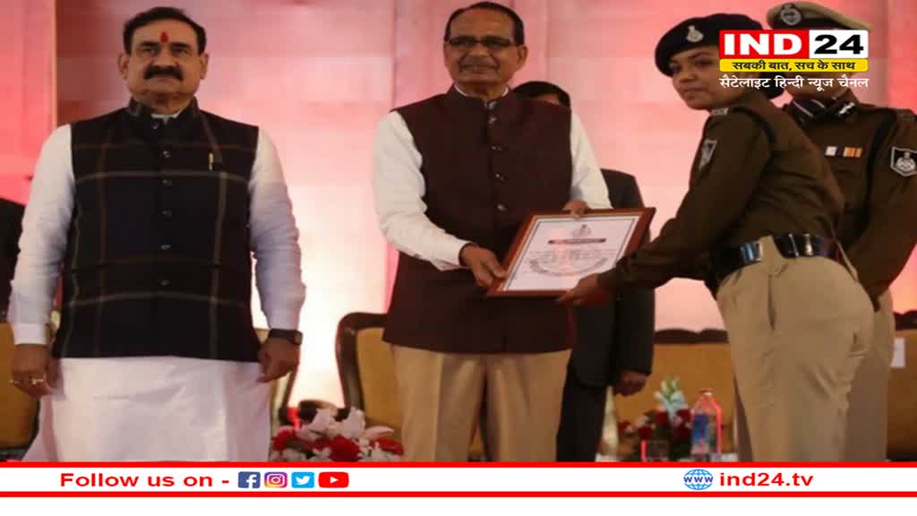 Bhopal News: सीएम शिवराज ने नव-नियुक्‍त आरक्षकों को नियुक्‍ति पत्र सौंपे, फूल बरसा कर किया अभिवादन