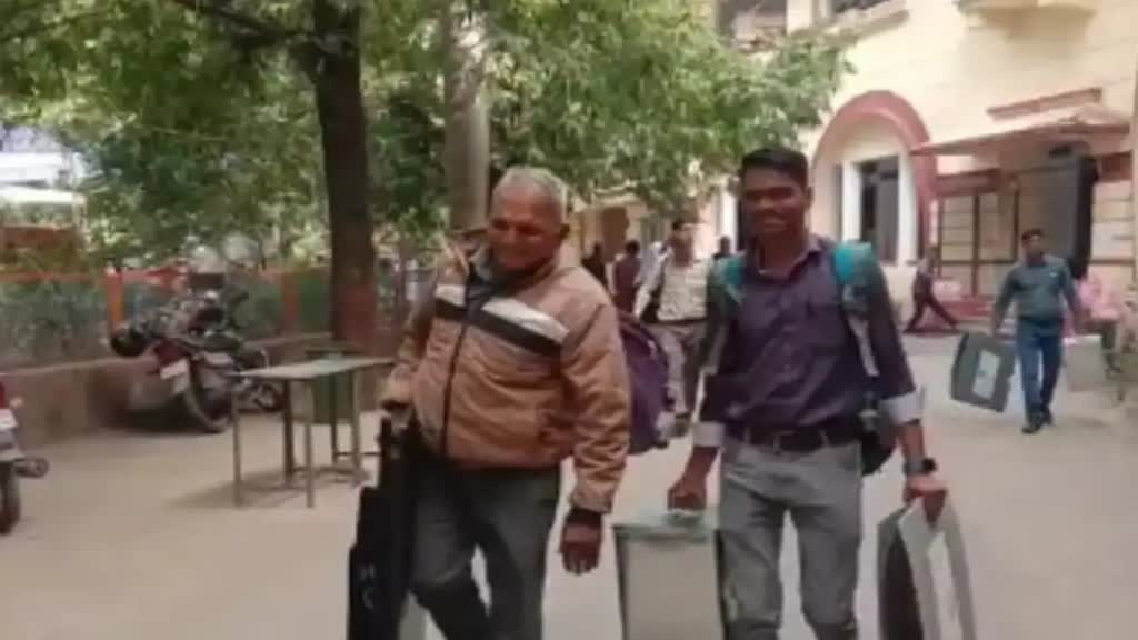 Rajasthan Election 2023: राजस्थान में मतदान कराने के लिए निकली टीमें, 14 से 19 नवंबर तक घर-घर जाकर कराएंगे वोटिंग