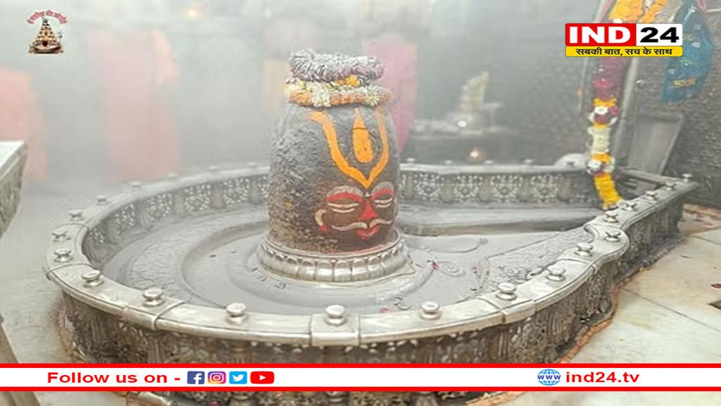 मस्तक पर वैष्णव तिलक, गले में मुंड की माला और फिर भस्म रमाकर सजे बाबा महाकाल