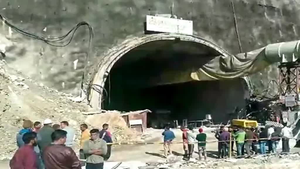 उत्तरकाशी में सुरंग से मजदूरों को निकालने के लिए राहत और बचाव कार्य जारी, वॉकी-टॉकी से किया जा रहा संपर्क