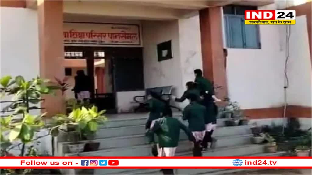 बड़वानी कलेक्टर से मिलने पैदल निकलीं छात्रावास की 40 छात्राएं, जानिए क्या है पूरा मामला