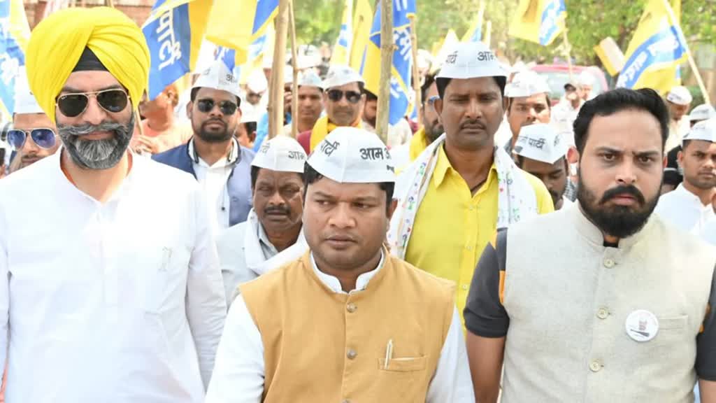 छत्तीसगढ़ में सड़कों पर गायों का बसेरा, प्रदेश के गौठान बने शोपीस- आप