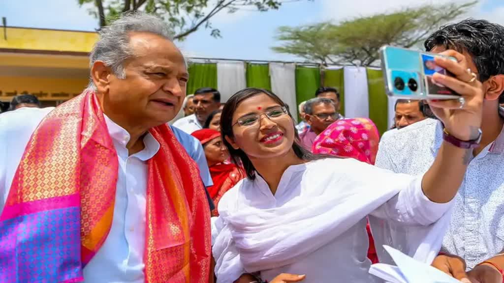 Rajasthan: गहलोत सरकार इन कलाकारों को देगी 100 दिन के 'काम की गारंटी', रजिस्ट्रेशन करवाने पर मिलेगा काम 