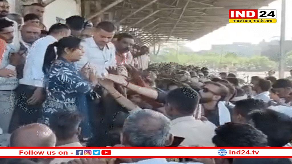 तहसीलदार मैडम ने किसान को जड़ दिया थप्पड़, सुबह से खाद के लिए लगा था लाइन में