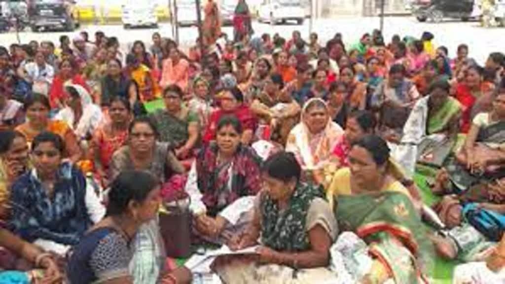 CG NEWS : स्वास्थ्य मितानिनाें का प्रदर्शन, दो सूत्रीय मांगों को लेकर जुटीं 10 हजार मितानिन...