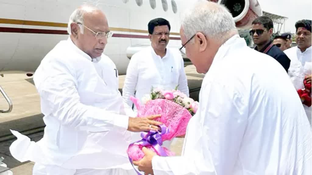CG NEWS  : रायपुर एयरपोर्ट पर खड़गे का कांग्रेसी नेताओं ने किया स्वागत, CM बघेल ने कहा –  जो सरकार ने इन 5 वर्षों में काम किया है उस पर लोगों का भरोसा .....