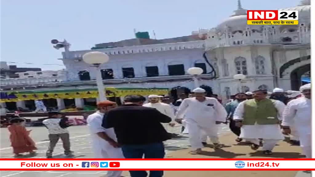 बाराबंकी: संजय सिंह पत्नी संग देवा शरीफ की मजार पर चढ़ाई चादर, मांगी दुआ