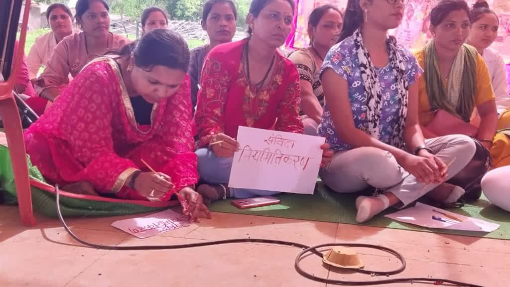 CG NEWS : संविदा कर्मचारियों ने खून से लिखी  राहुल गांधी को चुनावी घोषणा पत्र