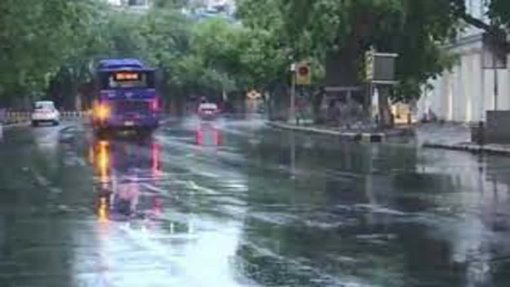 दिल्ली, नोएडा सहित गुरुग्राम में बारिश से बदली आबोहवा, AQI में नहीं आया बदलाव, जानें कैसा रहेगा मौसम  