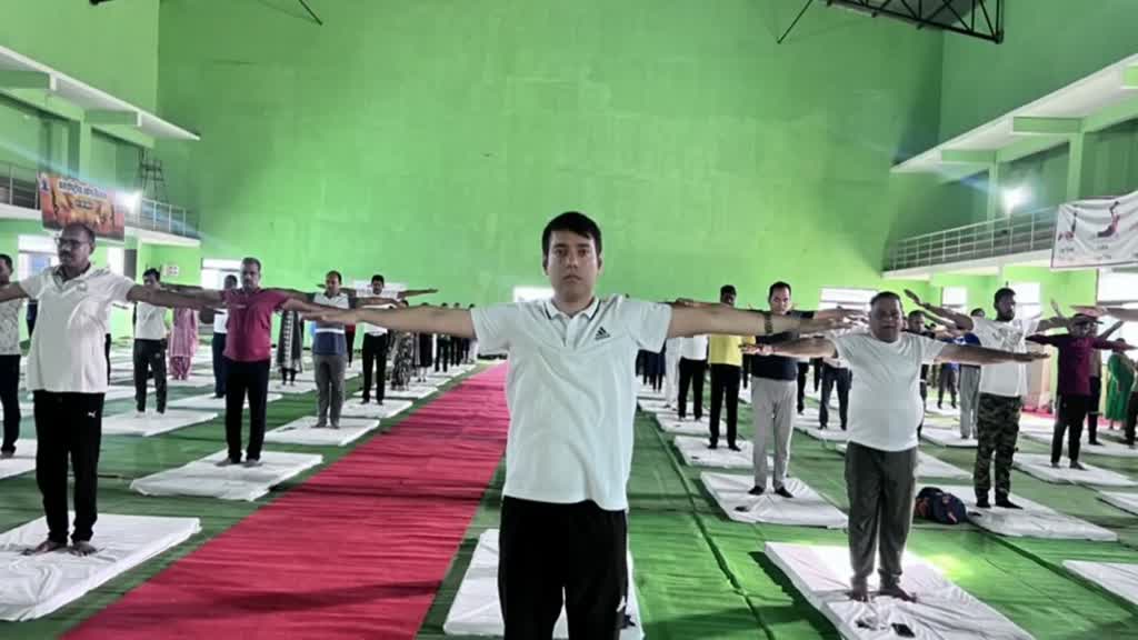  International Yoga Day 2023 -गरियाबंद में कलेक्टर-एसपी के साथ 200 से ज्यादा लोगों ने किया योग