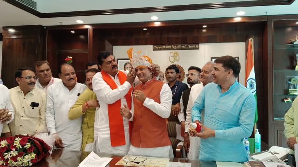 Kamal Patel: मंत्री कमल पटेल के साथ जाट समाज के प्रतिनिधिमंडल ने सीएम शिवराज सिंह को चांदी का मुकुट पहनाकर किया सम्मान