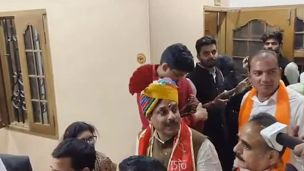  उज्जैन में रात्रि विश्राम कर CM ने तोड़ा वर्षों पुराना मिथक, बोले- मैं राजा नहीं महाकाल का बेटा हूं