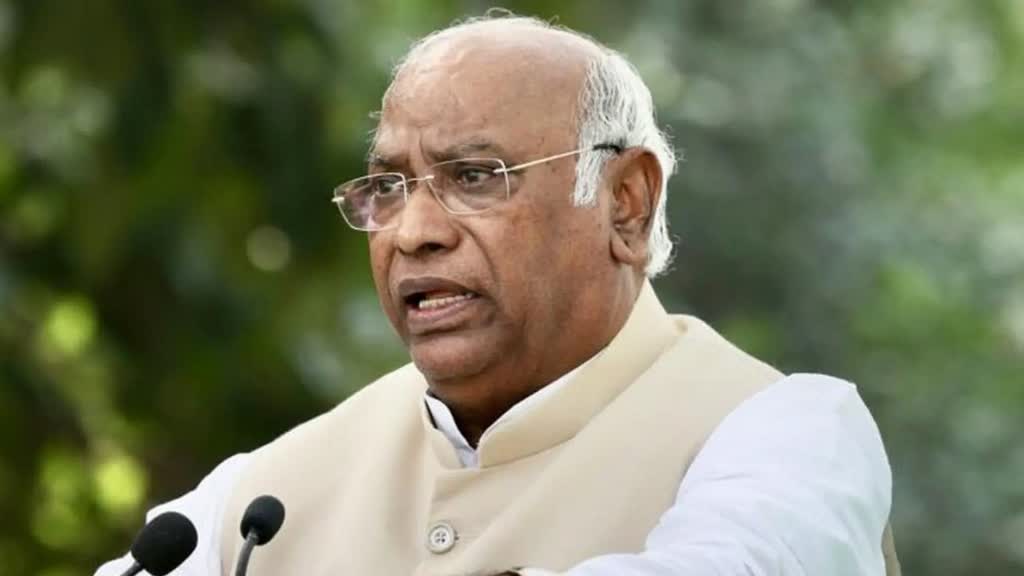 मल्लिकार्जुन खड़गे का केंद्र सरकार पर हमला, बोले - अमृतकाल की यात्रा में बढ़ गई जनता से लूट की मात्रा