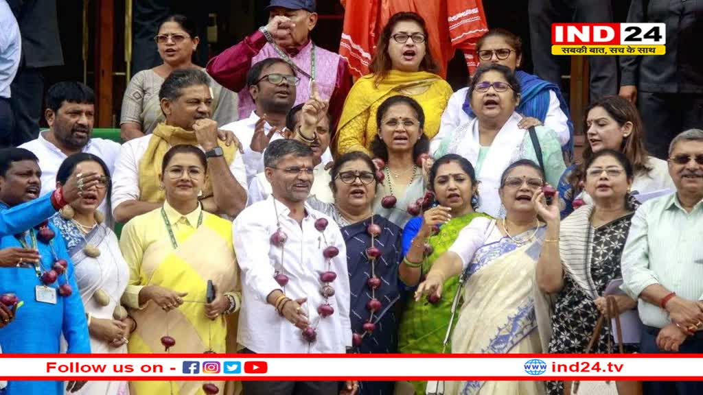 विपक्ष का अनोखा प्रदर्शन , गले में प्याज की माला पहनकर पहुँचे संसद 