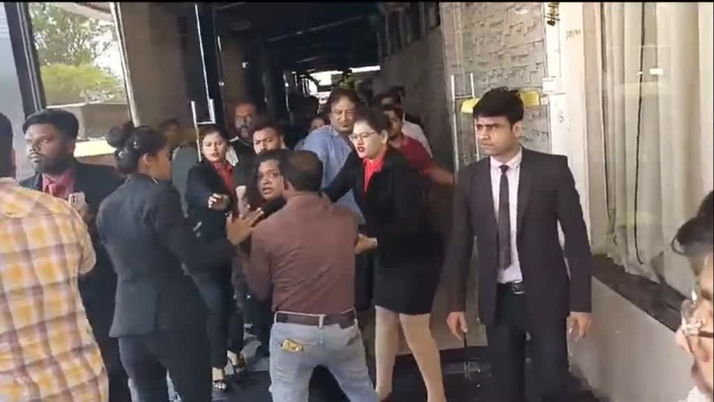 CG NEWS : राजधानी के अशोका बिरयानी रेस्टोरेंट में 2 युवकों की मौत के जिम्मेदार कौन ? कवरेज करने गए पत्रकारों से कर्मचारियों ने की मारपीट, मीडियाकर्मियों में भारी आक्रोश 