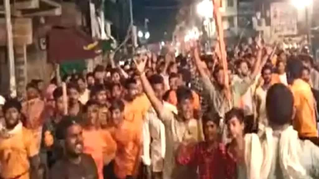 खंडवा में कांवड़ यात्रा में मचा बवाल, पुलिस ने किया लाठीचार्ज
