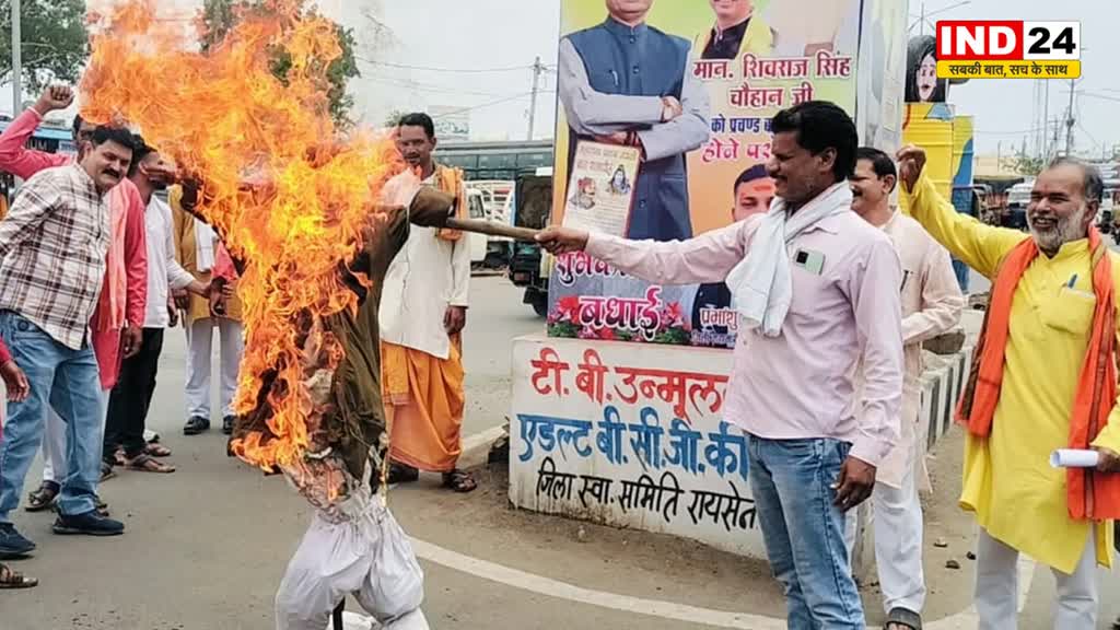 जम्मू-कश्मीर में आतंकी हमले को लेकर भोपाल में बजरंग दल ने किया पुतला दहन