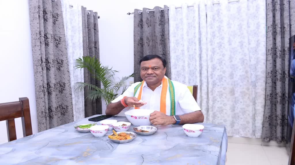 CG NEWS : कांग्रेस के नेताओं ने खाया बोरे बासी, सोशल मीडिया में डाला वीडियो बोरे बासी खाते हुए पीसीसी चीफ ने भी साझा की तस्वीर