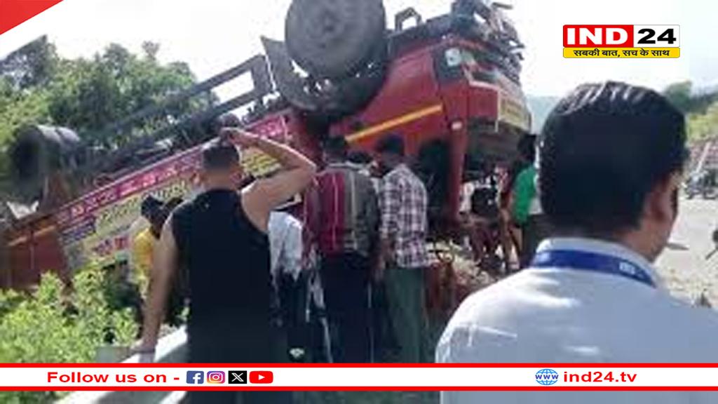 टिहरी गढ़वाल में भीषण सड़क हादसा, हर्षिल जा रहे कांवड़ियों का ट्रक पलटा, 3 की मौत