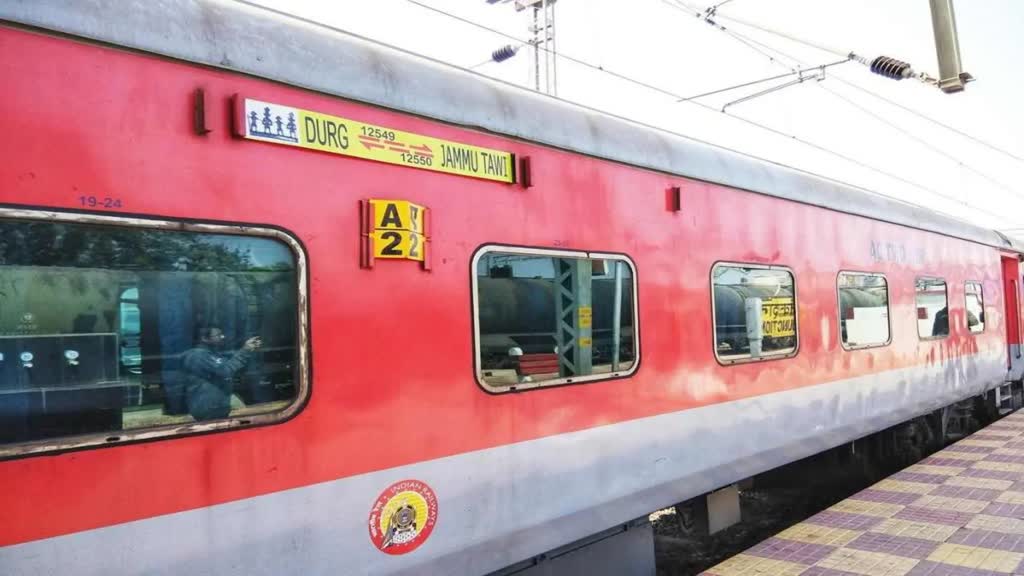 CG NEWS : चलती Train में गलत काम करनेवालों की खैर नहीं,190 कोचों में लगाए CCTV कैमरे, ट्रेनों में अपराध पर लगेगा अंकुश....