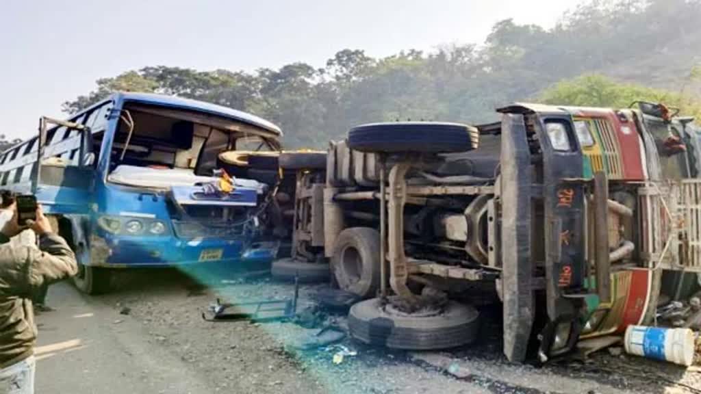 CG NEWS :  बस और ट्रक की आमने-सामने टक्कर, मौके पर 3 की मौत, 12 लोग घायल.....